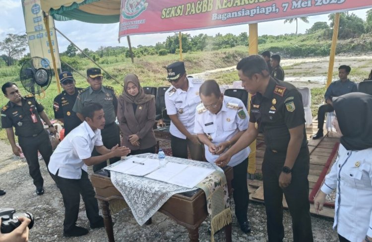 Kejari Rokan Hilir Musnahkan 817 Ballpress Pakaian Bekas di TPA Bagan Punak