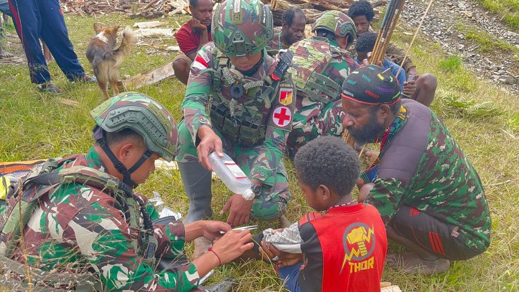TNI Bantu Warga Papua Berobat Gratis