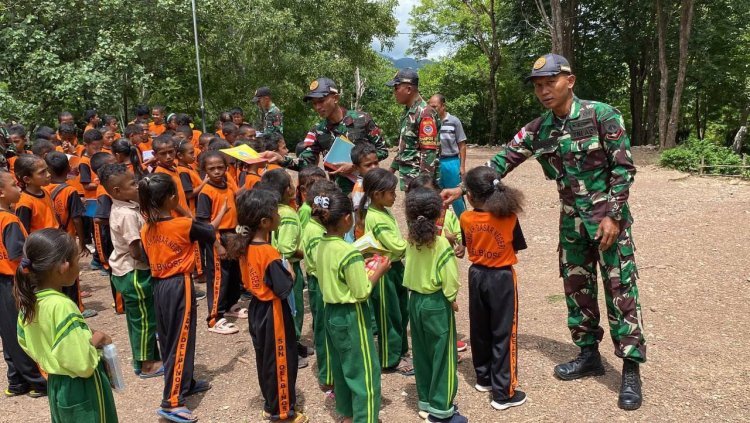 Satgas TNI dan Donatur Bantu Siswa di Perbatasan