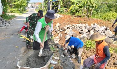 Babinsa Nogosari Bangun Talud Bersama Warga Rembun
