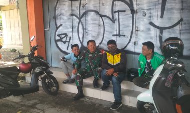 Babinsa Surakarta Sambangi Tukang Ojek Online Bangun Kedekatan Warga