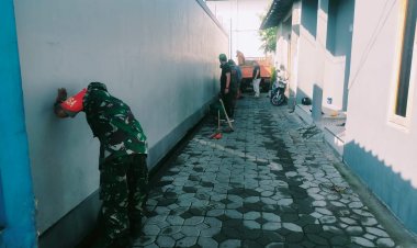 Babinsa Joyotakan dan Warga Gelar Kerja Bakti Jumat Bersih