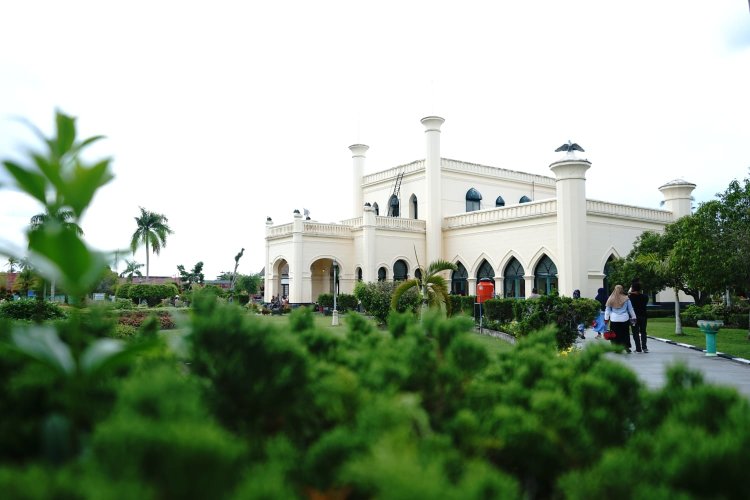 Bupati Siak Desak Revitalisasi Istana dan Makam Bersejarah