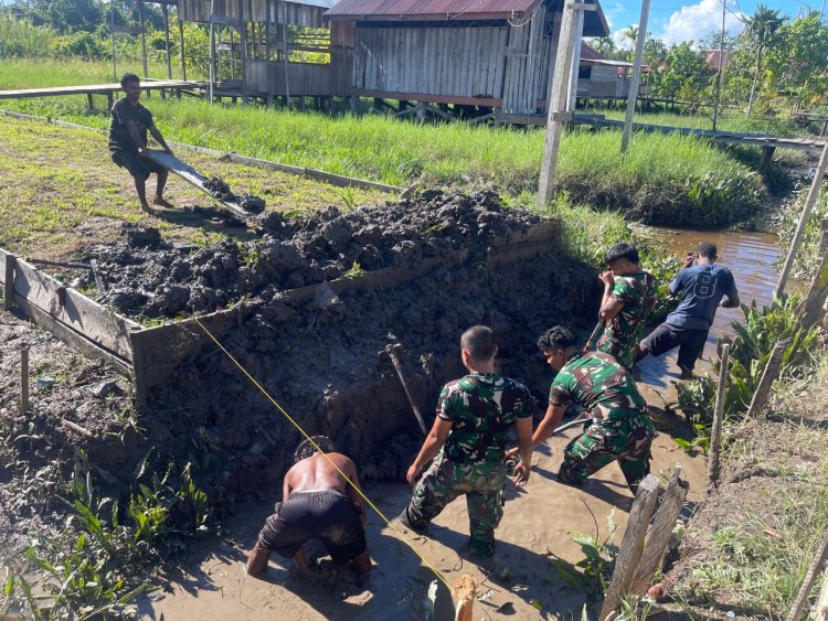 TNI dan Warga Perbaiki Jembatan Maroro–Kenara di Teluk Bintuni