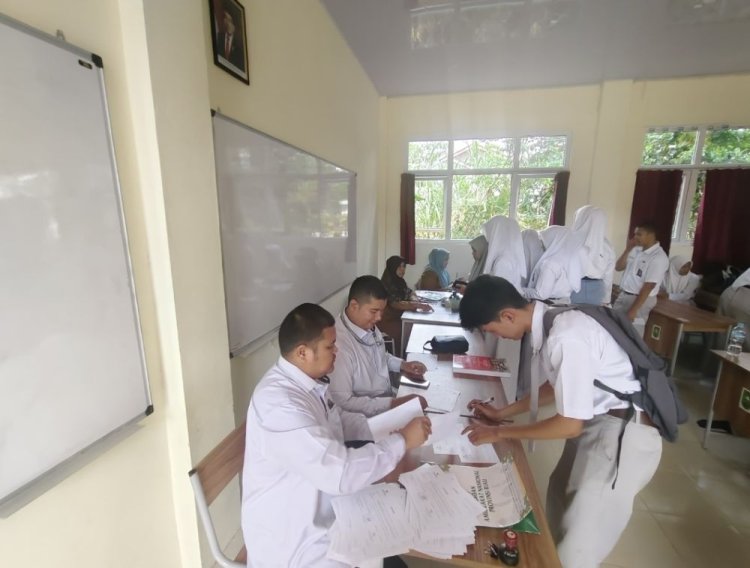 Baznas Riau Salurkan Zakat Pendidikan ke SMA 18 Pekanbaru