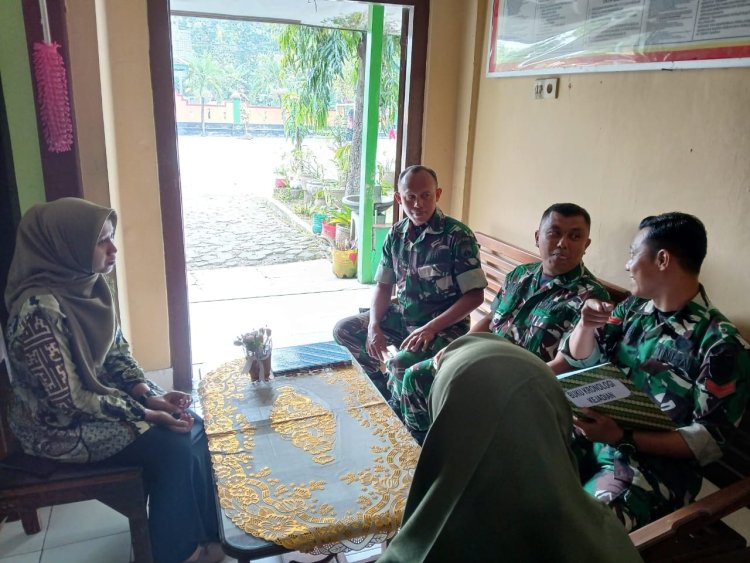 Babinsa Perbarui Data Siswa Lewat Kunjungan ke SD di Sragen