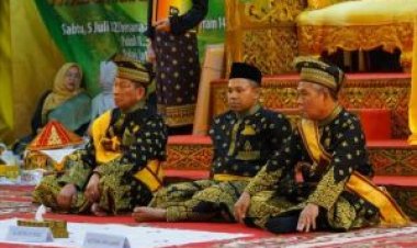 Gubernur Abdul Wahid Dianugerahi Gelar Adat Datuk Seri Setia Amanah