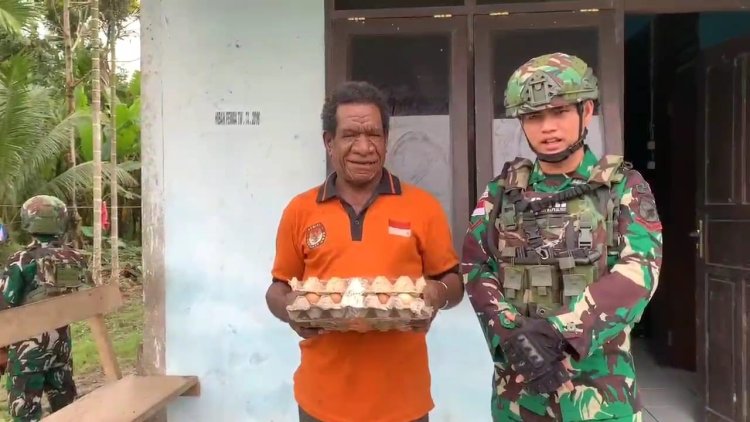 TNI Yonif 642 Bagikan Sembako di Kampung Naikere Papua Barat