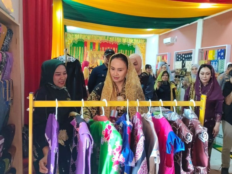 Ibu Kapolri Kunjungi Ekraf LAMR, Borong Tenun & Dukung UMKM Riau