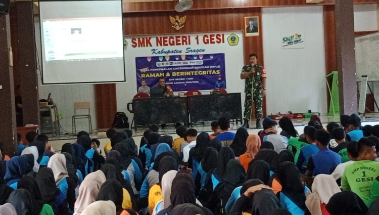 Babinsa Gesi Tanamkan Wawasan Kebangsaan di SMKN 1 Sragen