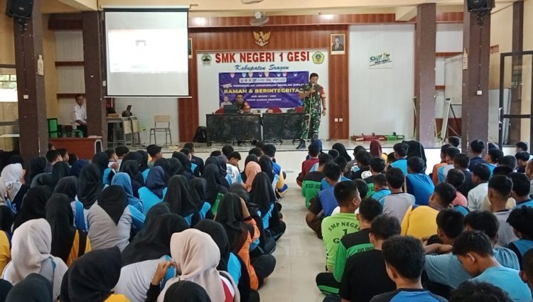 Babinsa Gesi Tanamkan Wawasan Kebangsaan di SMKN 1 Sragen