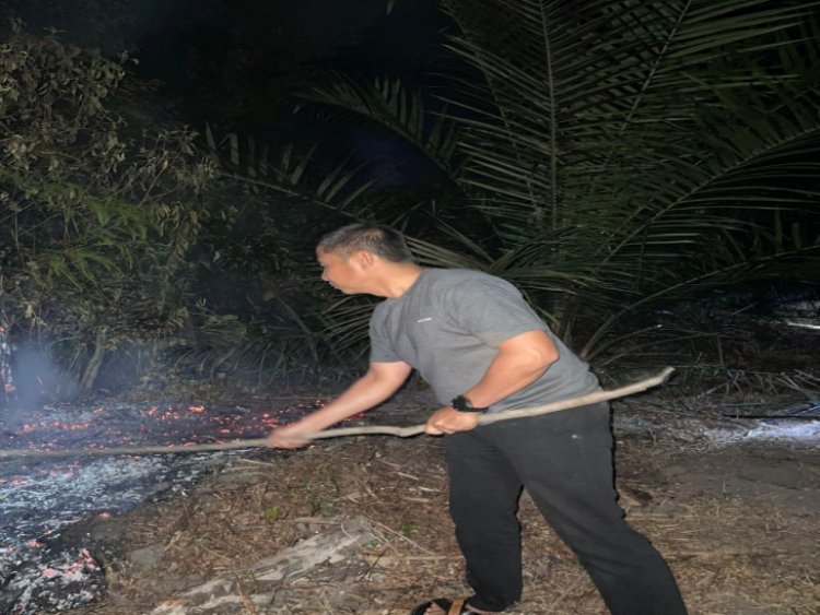 Bupati Kampar Turun Langsung Padamkan Kebakaran di Desa Lereng