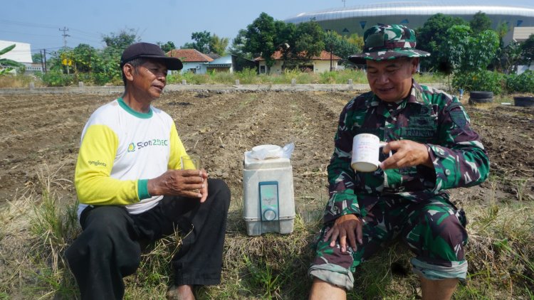 Keakraban Satgas TMMD 125 Kodim Surakarta dan Warga di Tengah Istirahat
