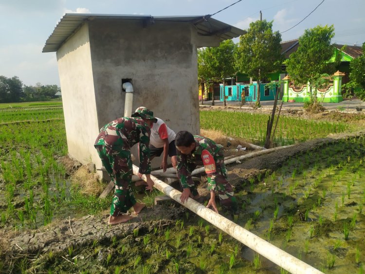 Babinsa Sragen Bantu Petani Pasang Irigasi Pipa Pralon