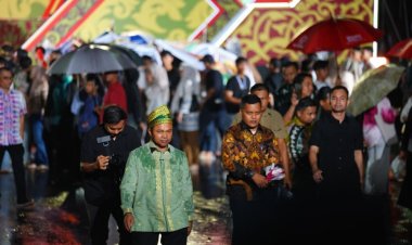 Gubernur Riau Basah Kuyup Buka Bujang Dara 2025 di Tengah Hujan