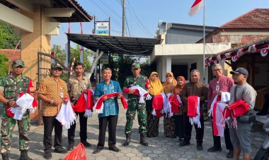 Koramil dan Forkopimcam Kemusu Bagikan Bendera Merah Putih Sambut HUT RI ke-80
