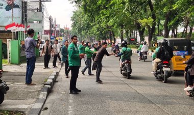 PW Alwashliyah Sumut & ISARAH Bagikan Ribuan Bendera Merah Putih Sambut HUT RI ke-80