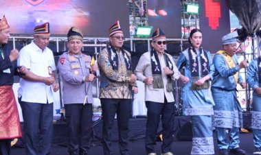 Menteri Pariwisata Resmi Buka Festival Pacu Jalur Kuansing 2025 di Tepian Narosa