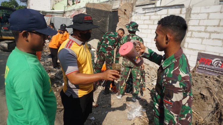 Teh Manis Satukan Satgas TMMD dan Warga Karangasem Surakarta