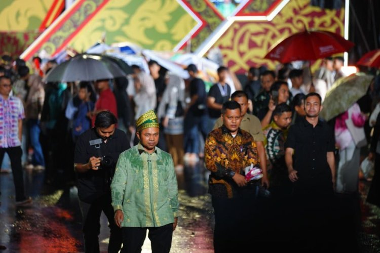 Gubernur Riau Basah Kuyup Buka Bujang Dara 2025 di Tengah Hujan