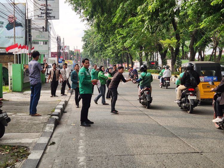 PW Alwashliyah Sumut & ISARAH Bagikan Ribuan Bendera Merah Putih Sambut HUT RI ke-80