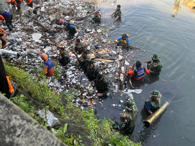 Aksi Bersih Sungai TMMD 125 Kodim Surakarta Dukung Program KASAD