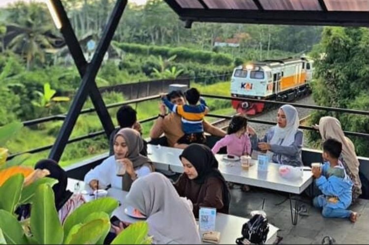 Ngopi Sambil Lihat Kereta, Sensasi Unik di Kafe Youth Space Kutoarjo