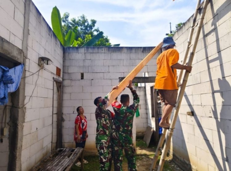 Babinsa Sragen Bantu Bangun Rumah Tidak Layak Huni Bersama Pemda dan Lazismu