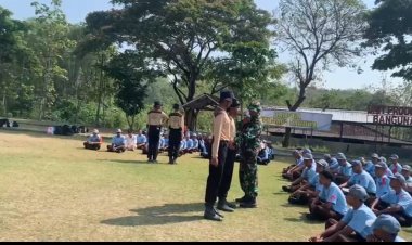 Babinsa Sragen Latih Ketarunaan SMK Sakti Gemolong dengan Wawasan Kebangsaan