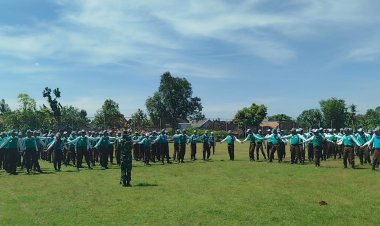 Babinsa Sragen Tanamkan Disiplin dan Nasionalisme Lewat Latihan PBB di SMK N 1 Miri