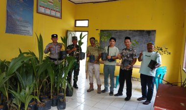 PT SKL Bagikan 200 Bibit Pohon Buah Dukung Penghijauan di Simpang Kanan Rohil