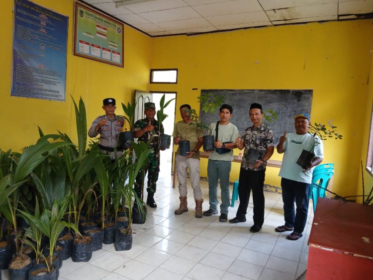 PT SKL Bagikan 200 Bibit Pohon Buah Dukung Penghijauan di Simpang Kanan Rohil