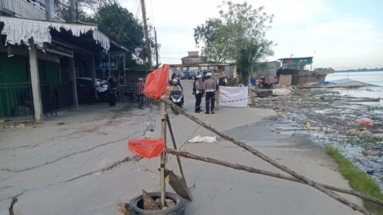 Jalan Griya Parit Tujuh Retak, Satlantas Inhil Tutup Akses Kendaraan Berat