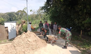 Babinsa Srawung Bantu Warga Timbun Jalan Desa Sragen