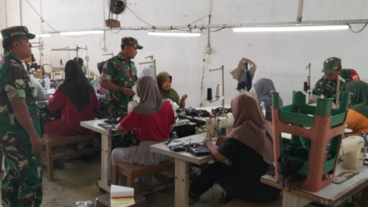 Babinsa Sragen Dampingi UMKM Konveksi Pakaian di Desa Poleng
