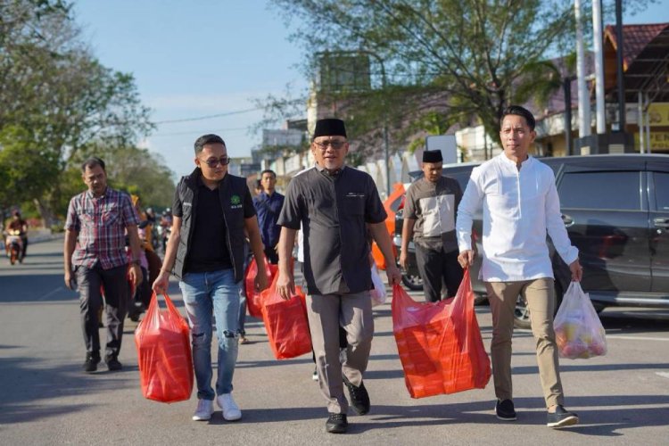 Aksi Ramadan Menggugah! 1.000 Takjil Dibagikan di Dumai, Sinergi HIPMI, Karang Taruna, IKA UIR dan SMSI Dipuji Pemko