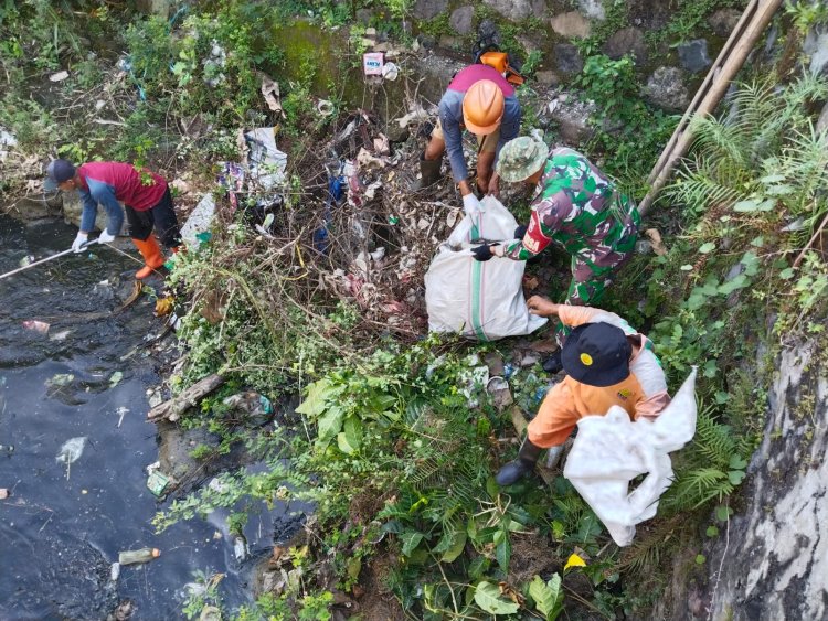 Babinsa Gemolong Bersihkan Sungai, Ajak Warga Jaga Lingkungan Sehat