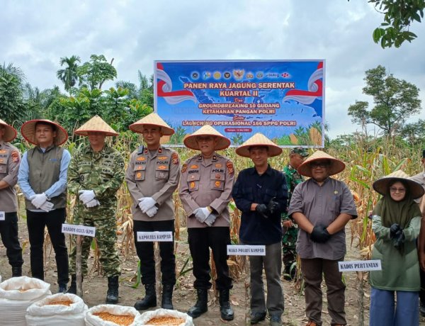 Dukung Swasembada Pangan, Kapolsek Kampar Kawal Langsung Pengiriman Jagung Petani ke Bulog