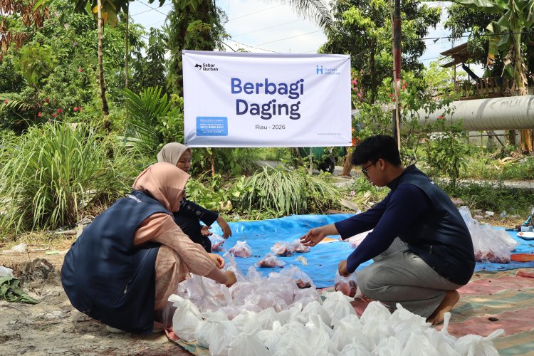 Human Initiative Berbagi Daging untuk Warga Perawang