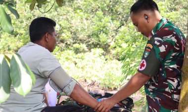Sentuh Masyarakat Pesisir, Tim Kesehatan TMMD Ke-129 Kodim 0313/KPR Lakukan Pemeriksaan Kesehatan Warga