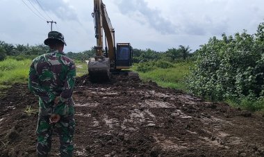 Satgas TMMD Ke-129 Kodim 0313/KPR Timbun Jalan Berlubang Sepanjang 230 Meter Di Pangkalan Terap