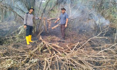 Kapolsek Pangkalan Kerinci Pimpin Personel Berjibaku Padamkan Karhutla