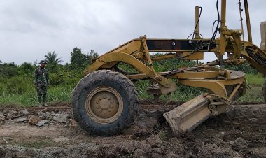 Fokus pada Kualitas Jalan Sasaran TMMD Ke-129, Satgas Kodim 0313/KPR Kerahkan 7 Unit Dump Truck Ratakan Batu Pecah