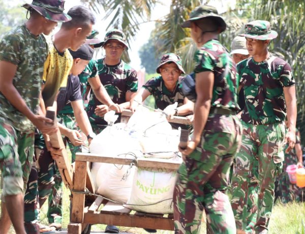 Tembus Jalan 1,5 Kilometer dengan Gerobak Sorong, Satgas TMMD Kodim 0313/KPR Langsir Material Rumah Ibu Diasan