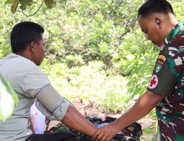 Sentuh Masyarakat Pesisir, Tim Kesehatan TMMD Ke-129 Kodim 0313/KPR Lakukan Pemeriksaan Kesehatan Warga