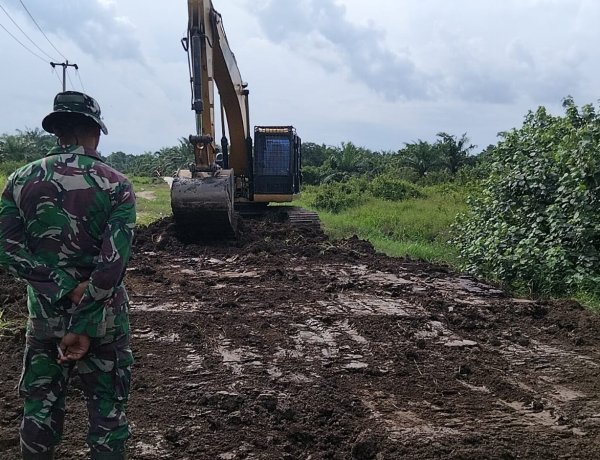 Satgas TMMD Ke-129 Kodim 0313/KPR Timbun Jalan Berlubang Sepanjang 230 Meter Di Pangkalan Terap