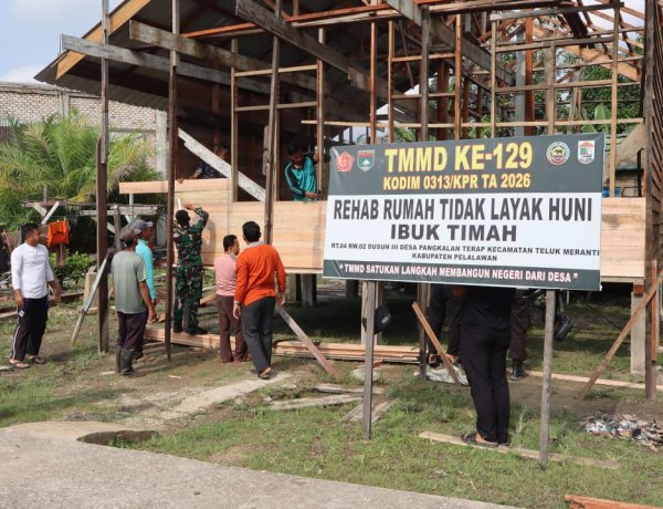 Wujud Kemanunggalan, Satgas TMMD Ke-129 dan Warga Bahu-Membahu Bedah Rumah Ibu Timah