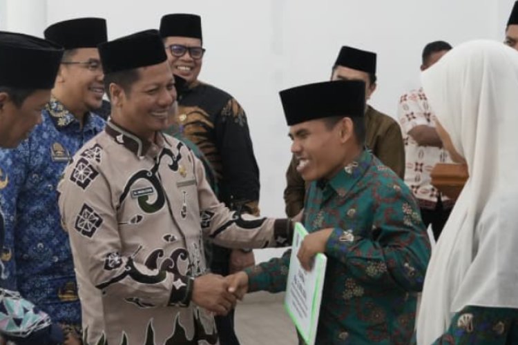 PLT Bupati Kuansing Serahkan Bonus Kafilah MTQ Berprestasi, Raih Peringkat III Riau