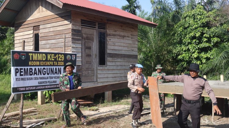 Wujudkan Lingkungan Sehat, Sinergi TNI-Polri Di TMMD ke-129 Pacu Pembangunan MCK di Desa Pangkalan Terap