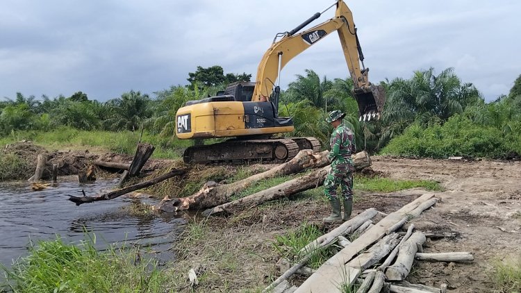 Sasaran Fisik TMMD Ke-129 Kodim 0313/KPR, Di Kebut Gunakan Alat Berat Untuk Peningkatan Badan Jalan 2.5 KM x 5 Meter